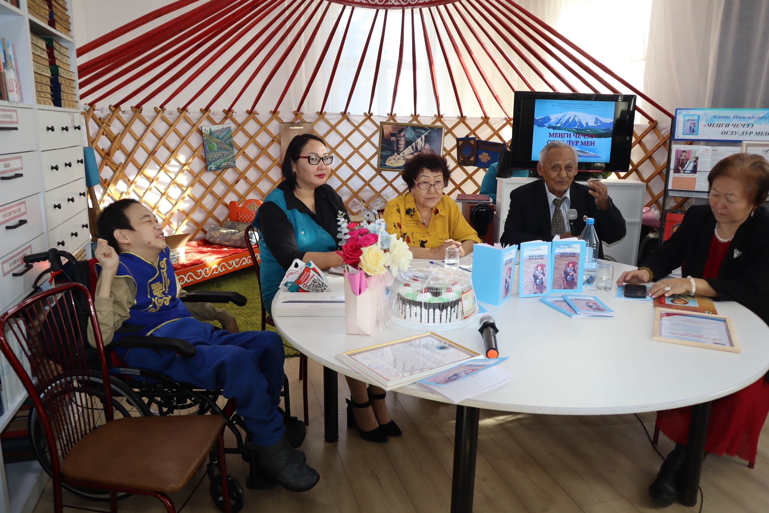 Презентация книги юного поэта Аганака Намгай-оола