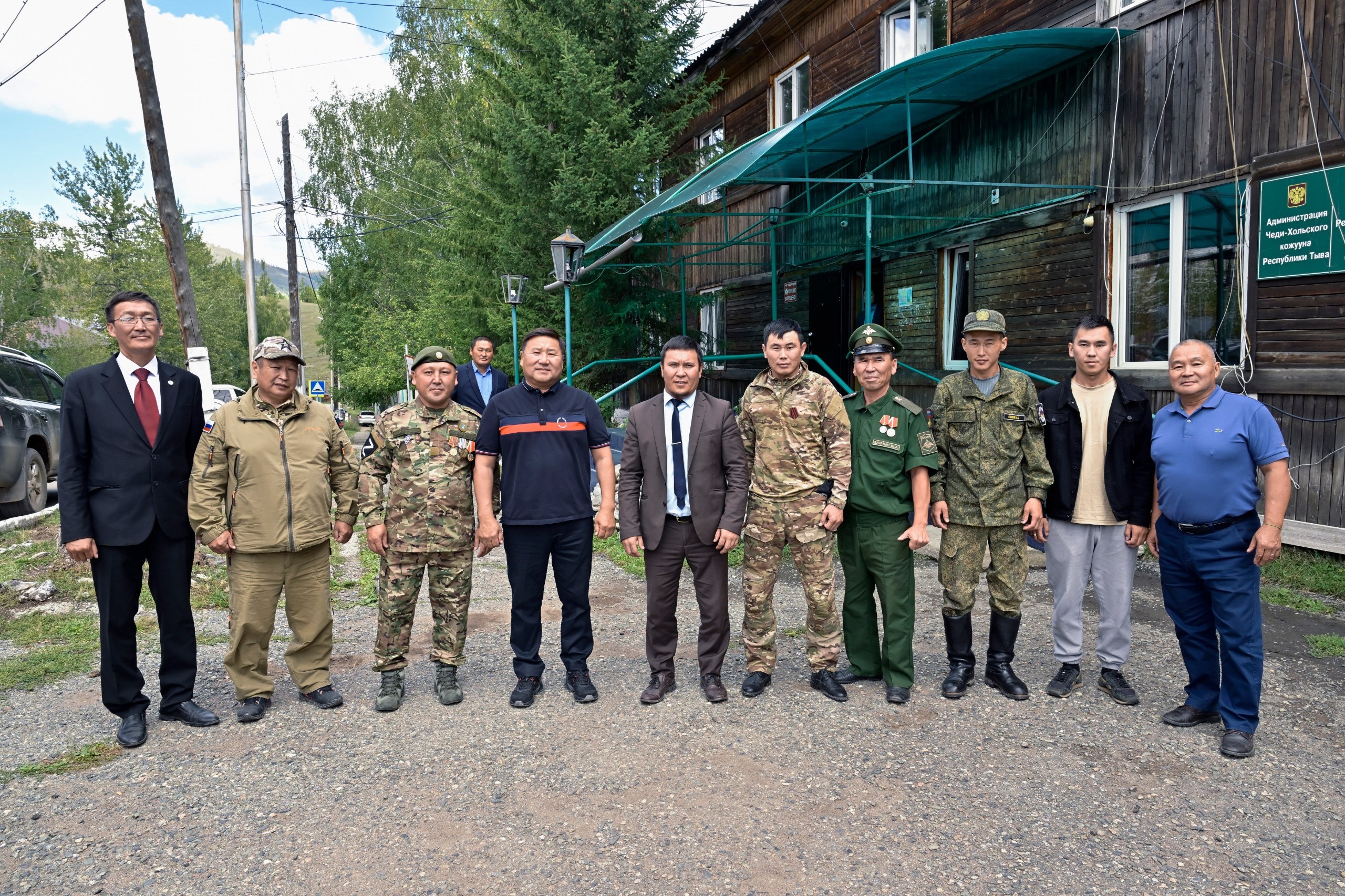 В Хову-Аксы встретился с участниками специальной военной операции. Среди них есть те, кто получил ранение, прошел лечение, реабилитацию и сейчас ждут вердикта врачей, чтобы вернуться к своим товарищам.А также есть ребята, которые вернулись в мирную жизнь.