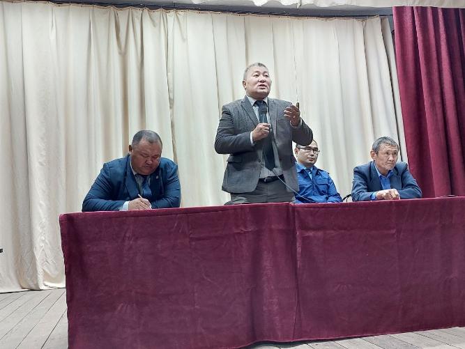 16 сентября администрация Бай-Тайгинского кожууна провела встречу с жителями села Шуй. Помимо руководства кожууна, на встрече присутствовал помощник прокурора кожууна Чаян Мижит-Доржу.