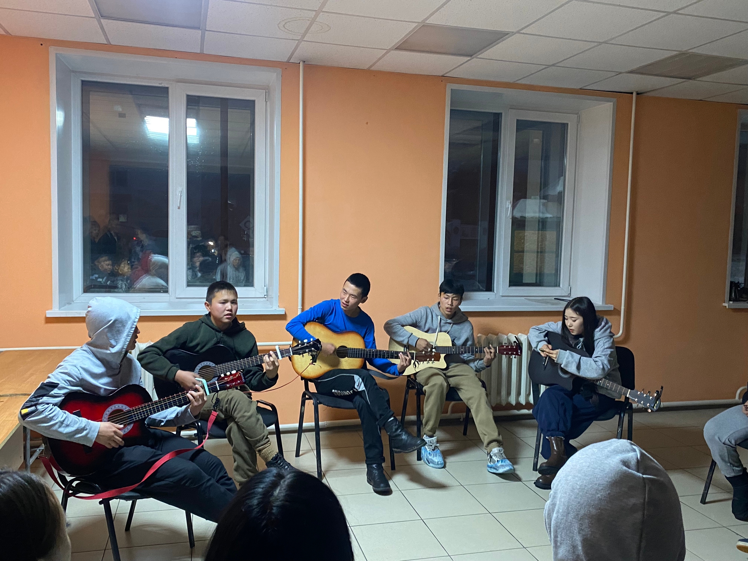 Вечер гитаристов среди молодежи: профилактика негативных проявлений через музыку