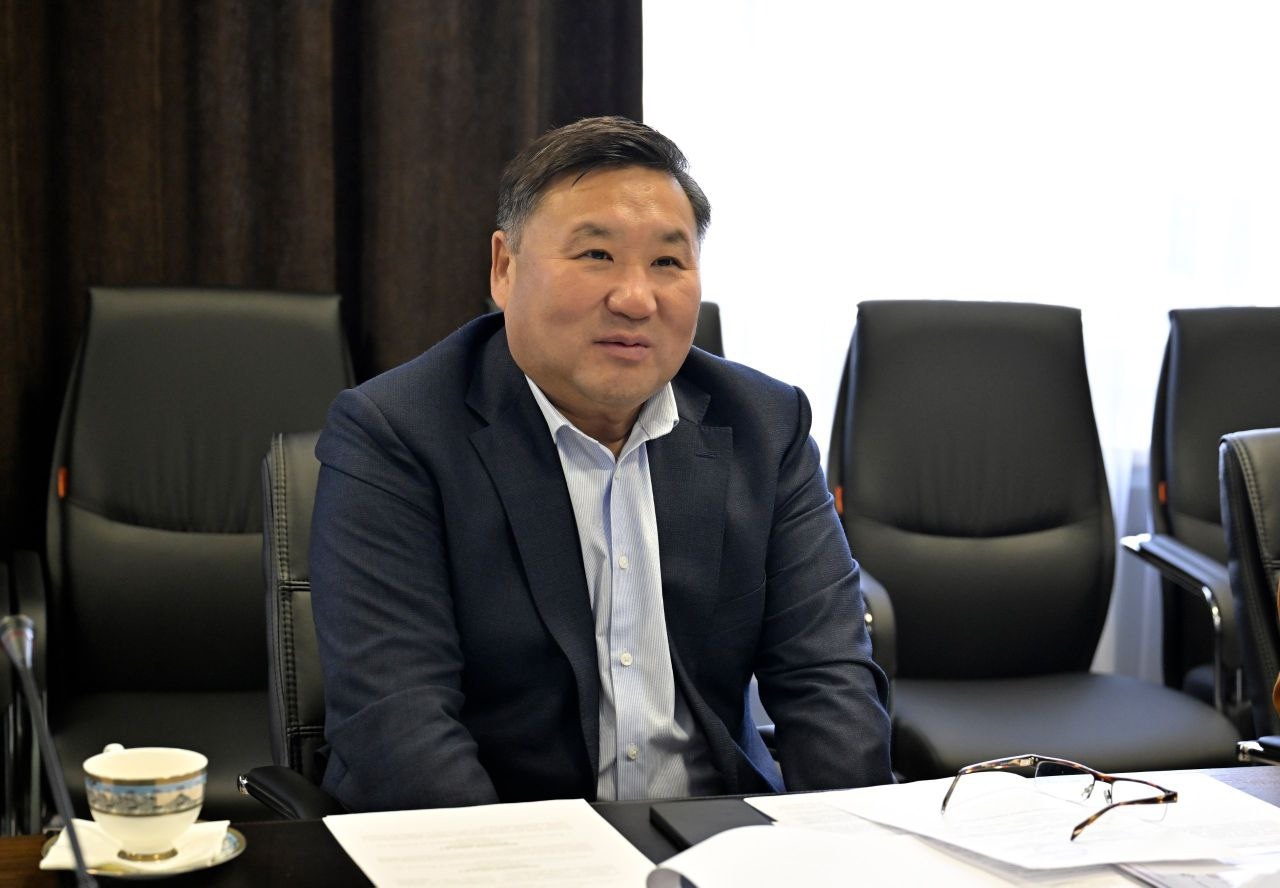 Продолжаем активную подготовку к IV Международному буддийскому форуму, который пройдет у нас в следующем году. Сегодня провел рабочее совещание с представителями научного сообщества, духовенства и органов власти.