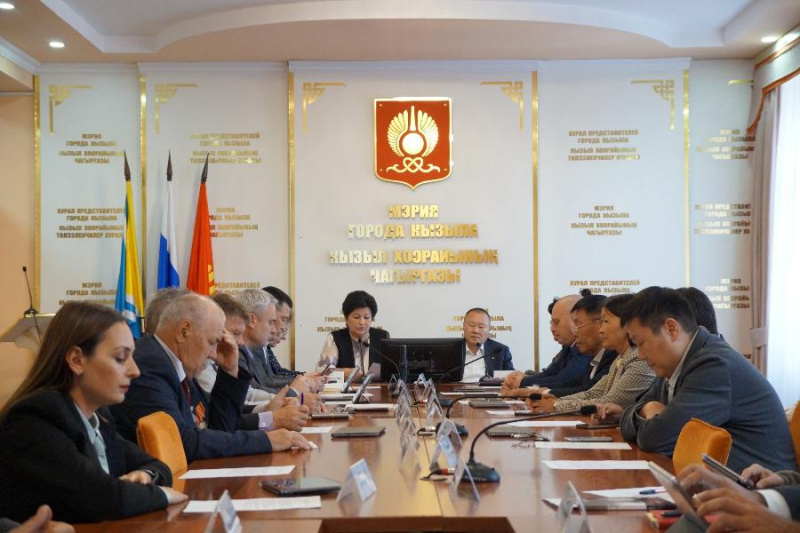 Под председательством Главы города Кызыла Ирины Казанцевой состоялась 30-ая внеочередная сессия Хурала представителей города Кызыла. В работе сессии приняли участие депутаты городского Хурала, прокурор города, и.о. мэра г. Кызыла и председатель Контрольно