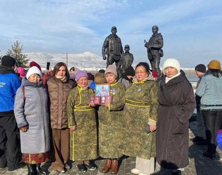 8 ноября активисты Клуба матерей и жён Защитника Отечества ,, Идегел" при СК с. Дерзиг-Аксы: Кыргыс М. М., Монгуш Ч. Д. и Ооржак Д. Д и Даваа А. Х приняли участие на торжественном открытии памятника, посвящённого участникам Специальной военной операции на