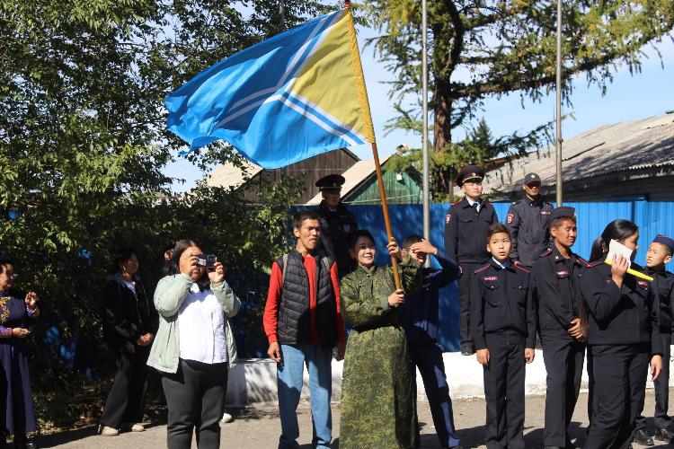 Сегодня по всей Республике отмечается День государственного флага Республики Тыва. В передней площадке администрации Дзун-Хемчикского кожууна сегодня были подняты государственные флаги страны и Республики Тыва. В церемонии приняли участие почетные гости: Сегодня по всей Республике отмечается День государственного флага Республики Тыва. В передней площадке администрации Дзун-Хемчикского кожууна сегодня были подняты государственные флаги страны и Республики Тыва. В церемонии приняли участие почетные гости: