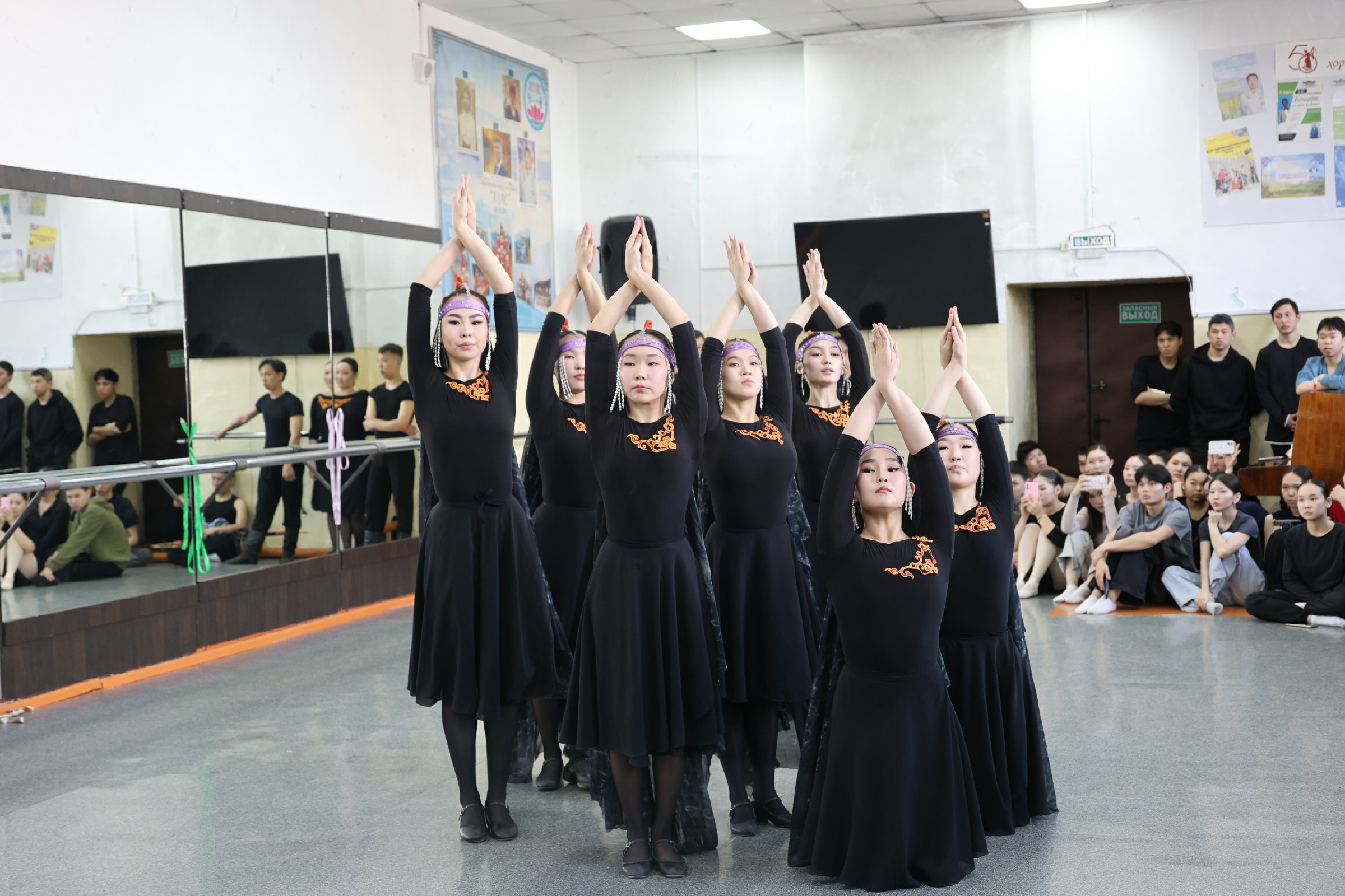 Выпускники колледжа блестяще представили тувинский сценический танец на итоговом экзамене