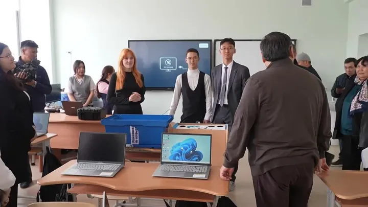 В рамках рабочей поездки в Улуг-Хемский район посетил школу №1 Шагонара