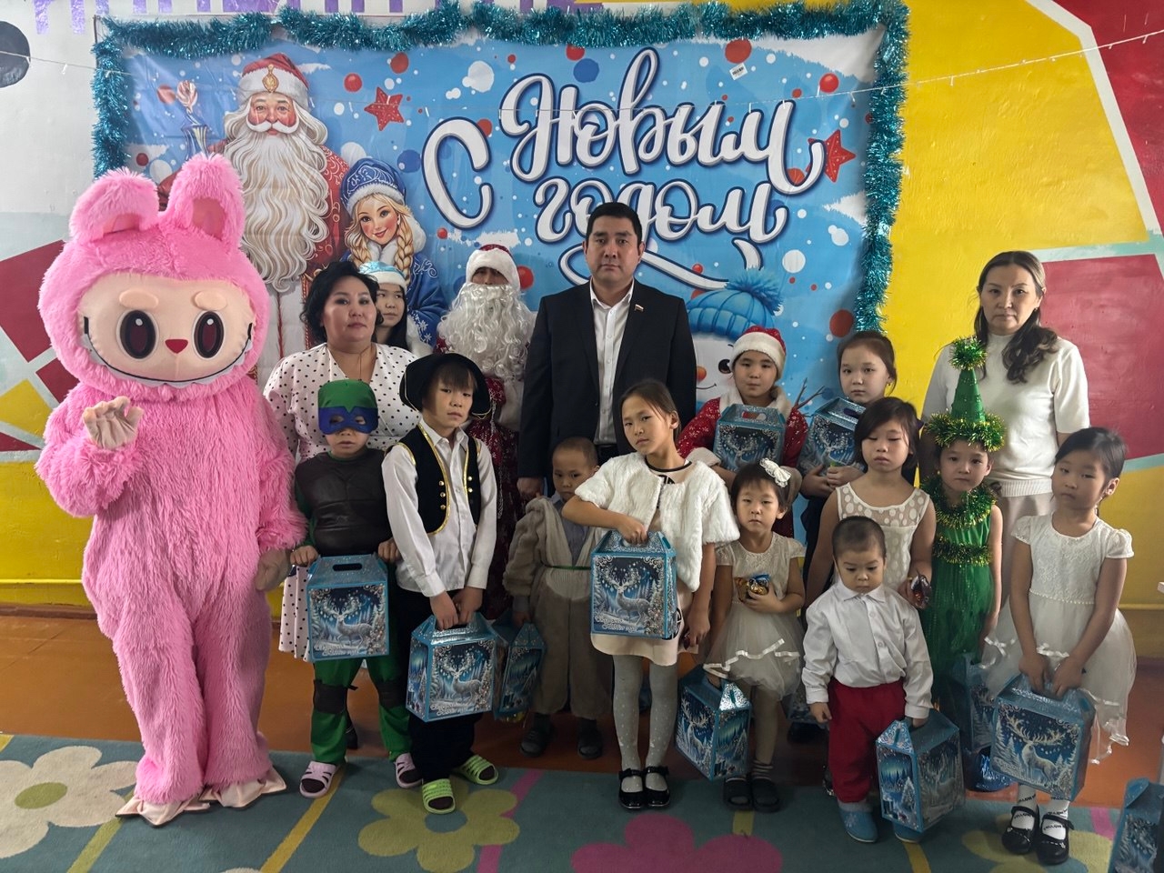 По доброй традиции накануне Нового года посетил ГБУ РТ «Комплексный центр социального обслуживания населения Кызылского кожууна».