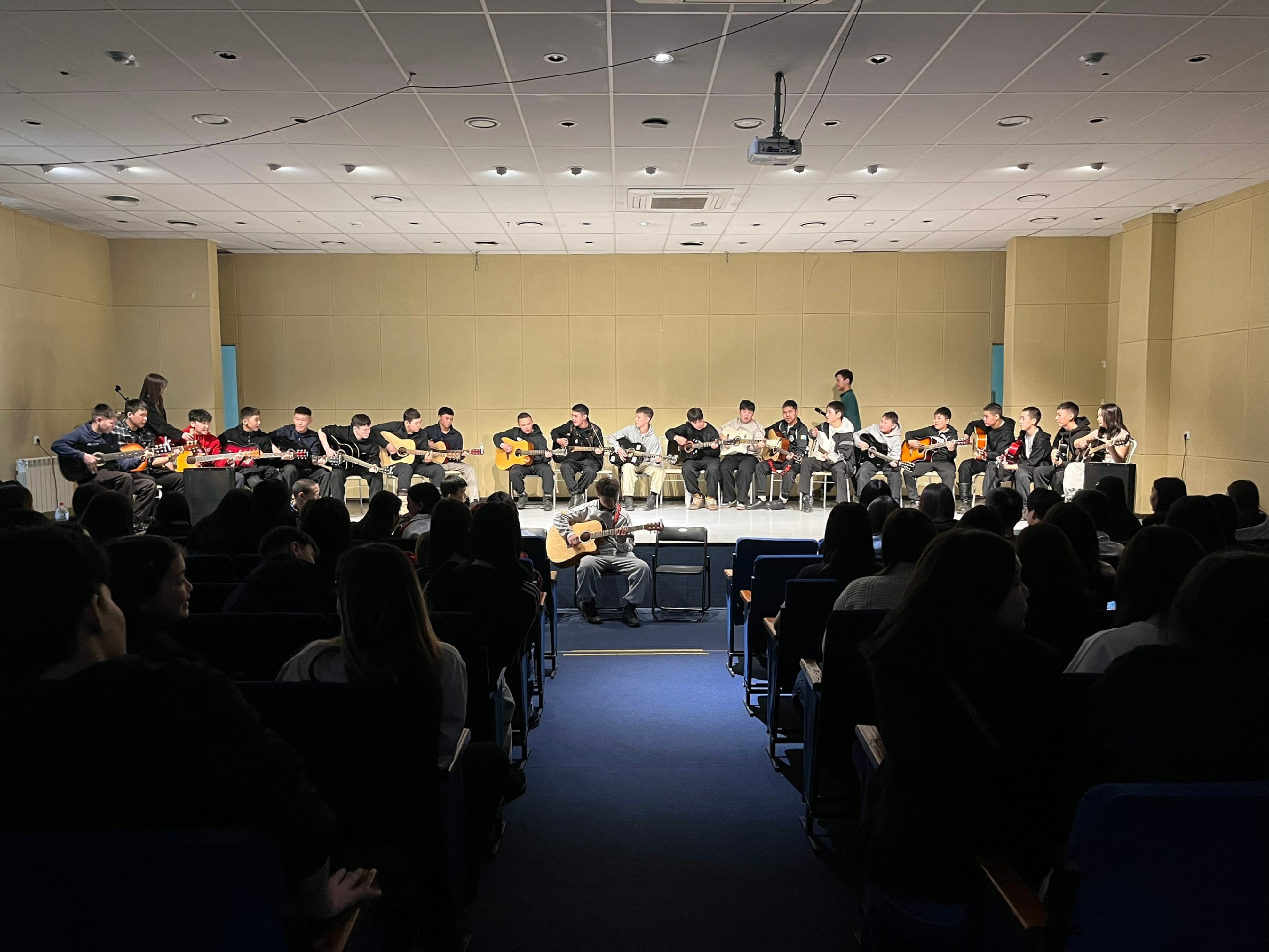 Молодежь Тувы проводит гитарные вечера