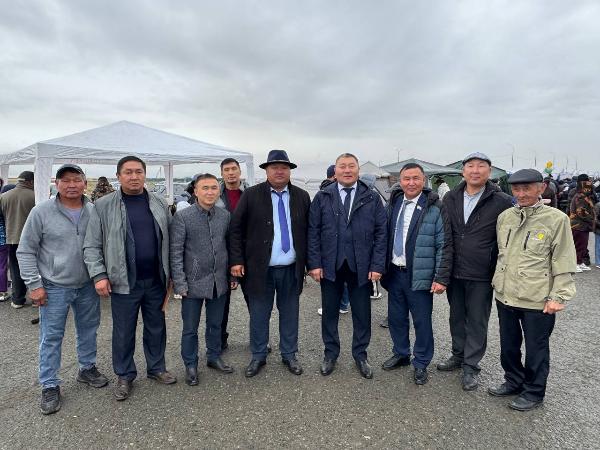Делегация Бай-Тайгинского кожууна приняла участие в праздновании 100-летия образования Барун-Хемчикского кожууна и поздравила его жителей. Делегация Бай-Тайгинского кожууна приняла участие в праздновании 100-летия образования Барун-Хемчикского кожууна и поздравила его жителей.