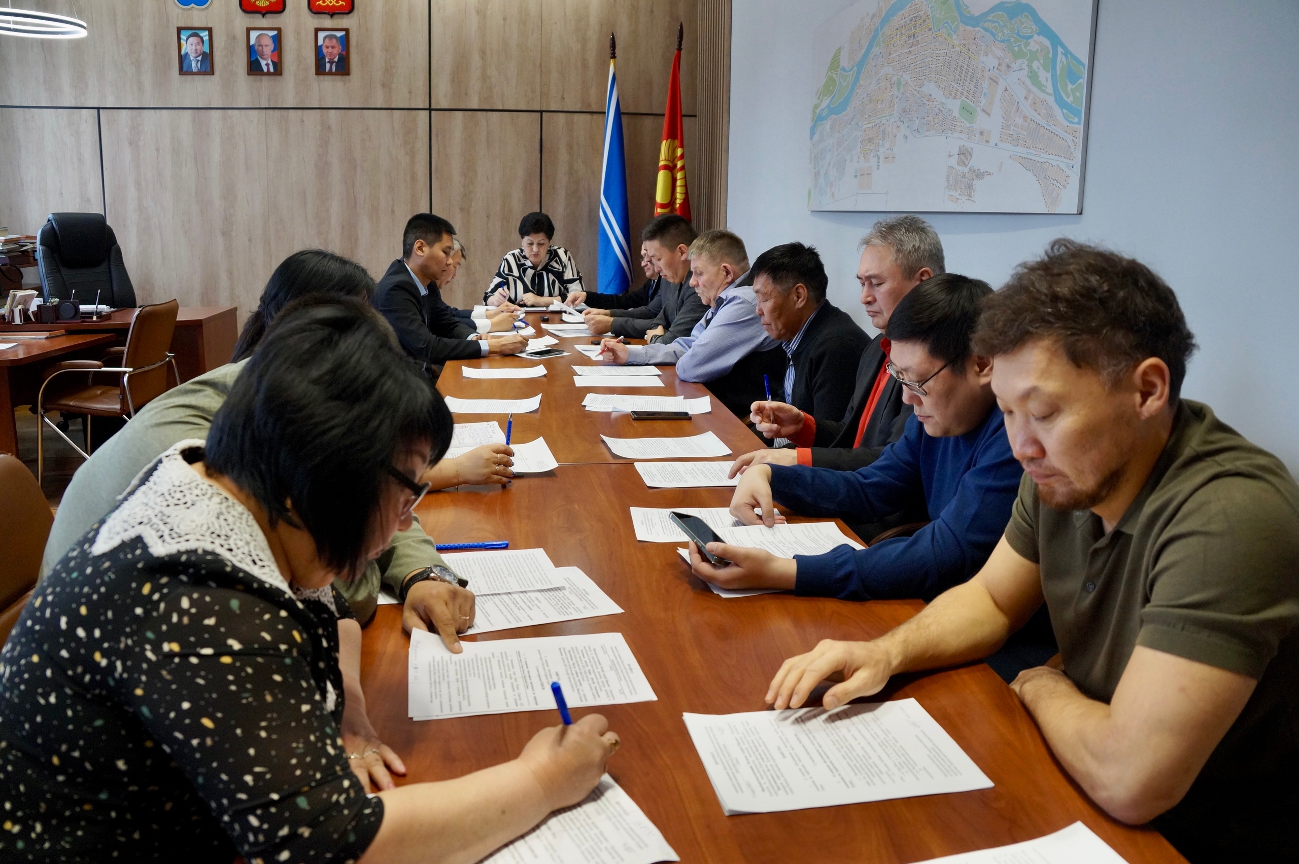 Под председательством Главы города Ирины Казанцевой состоялось заседание «Час контроля» с участием Комитета по градостроительству, земельным вопросам, имуществу и инвестиционной политике и Комитета по ЖКХ, благоустройству, дорожному хозяйству и транспорту