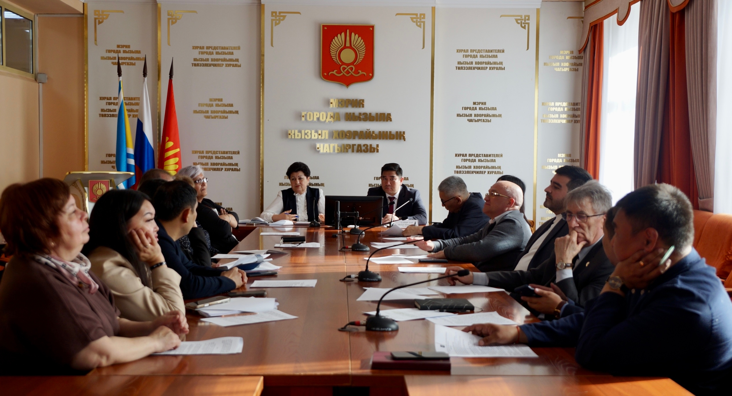 Под председательством Главы города Кызыла Ирины Казанцевой состоялось заседание Общественной комиссии по реализации приоритетного проекта «Формирование комфортной городской среды» в городском округе «Город Кызыл Республика Тыва» с участием мэра города Кыз