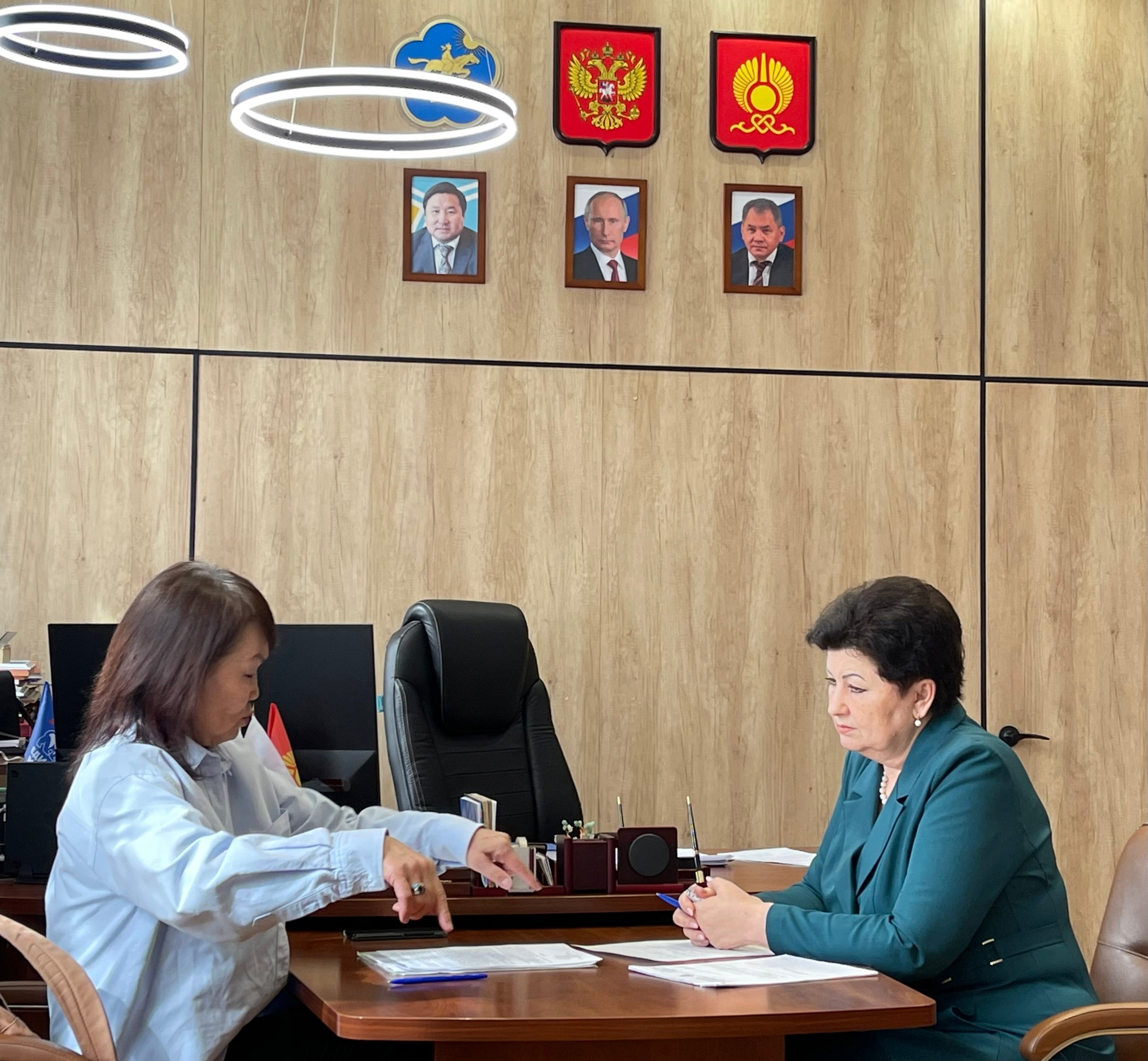 Глава города Кызыла Ирина Казанцева провела очередной личный прием граждан, на котором были рассмотрены следующие вопросы:<p>- благоустройства дворовых территорий МКД;<p>-оказания содействия в решении жилищных вопросов