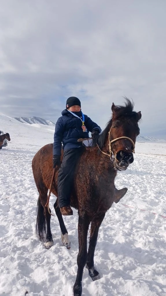 "Шагаа 2026" байырлалының хүнүн уткуй Чеди-Хөл кожууннуң Чал-Кежиг сумузуннуң "Хүн-Көрбес" деп черинге 2026 чылдың февраль 19-түң хүнүндеаът чарыжы болуп эрткен