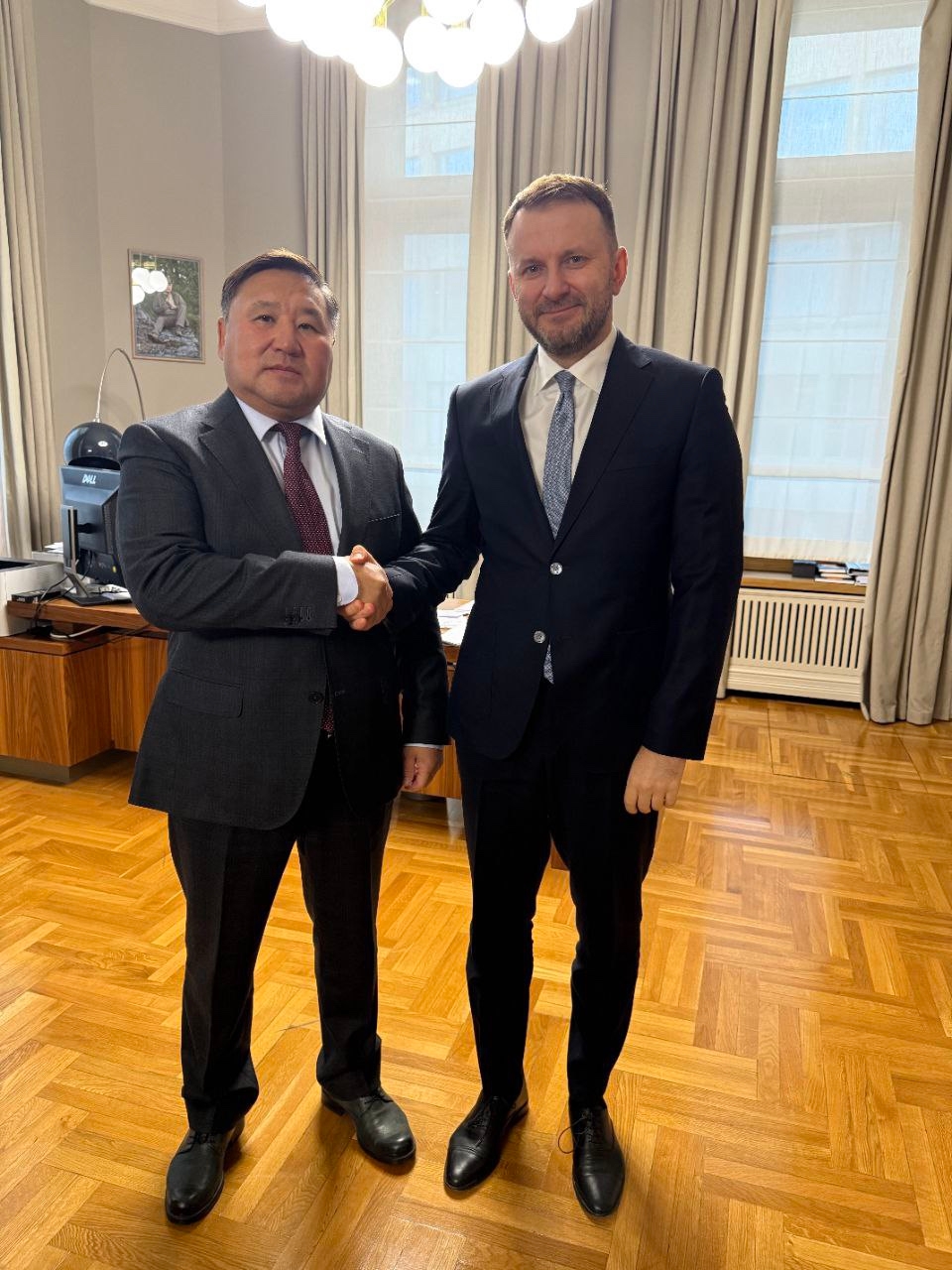 В ходе рабочей командировки встретился заместителем руководителя Администрации Президента России Максимом Станиславовичем Орешкиным, который курирует вопросы экономики и транспорта. Главной темой нашей встречи был вопрос о возможности продления на 2026 го В ходе рабочей командировки встретился заместителем руководителя Администрации Президента России Максимом Станиславовичем Орешкиным, который курирует вопросы экономики и транспорта. Главной темой нашей встречи был вопрос о возможности продления на 2026 го