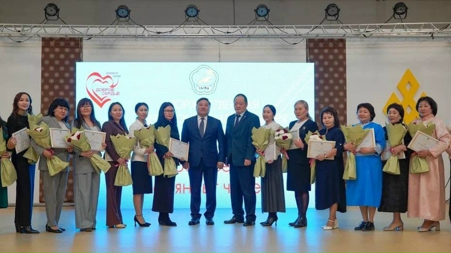 Владислав Ховалыг вручил Государственную премию Республики Тыва в области здравоохранения «Доброе сердце» - «Буянныг чурек»