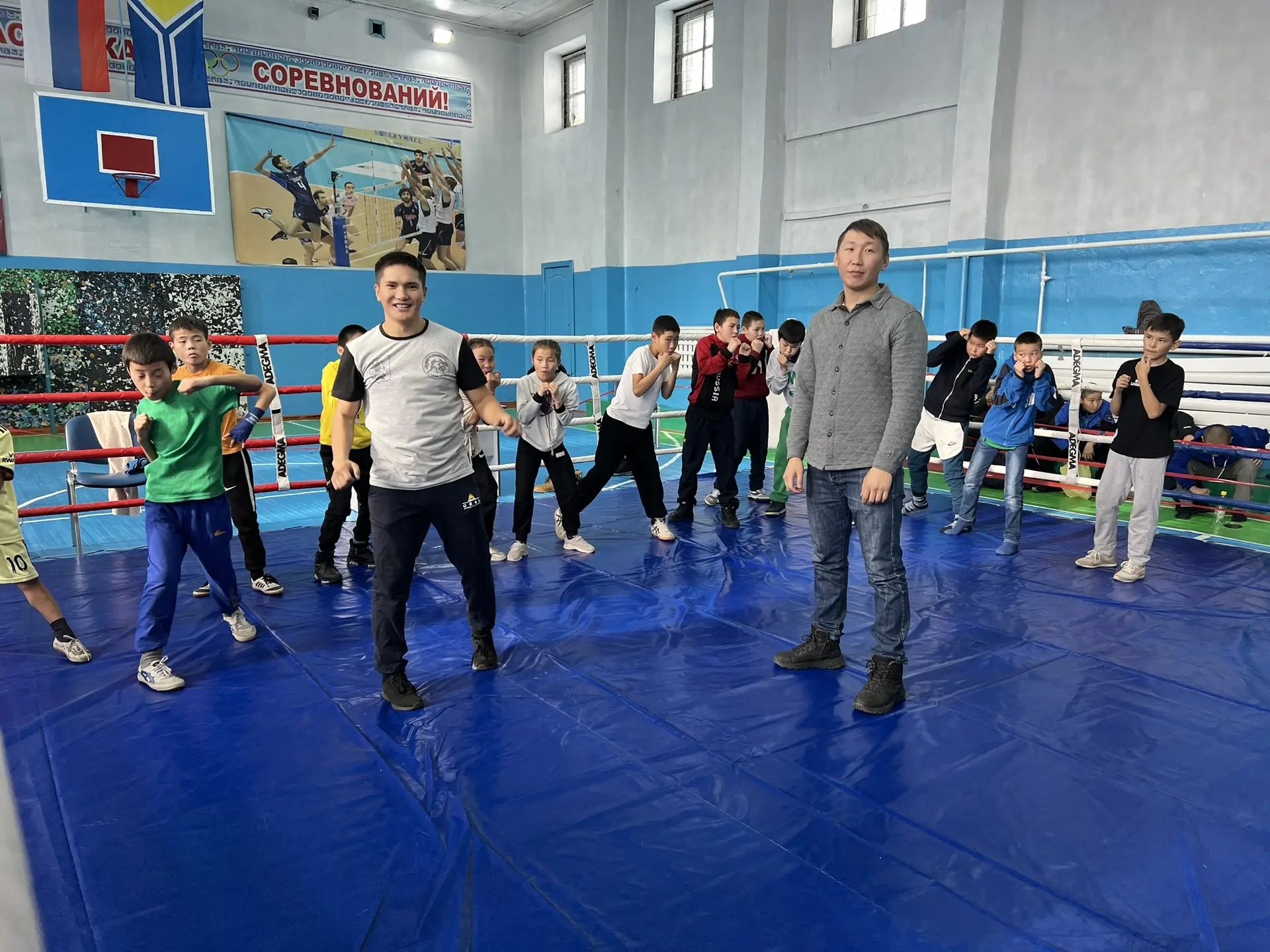 В рамках празднования знаменательной даты – годовщины Воссоединения Крыма с Россией – в Монгун-Тайгинском кожууне с большим воодушевлением прошла акция "Зарядка Героя"