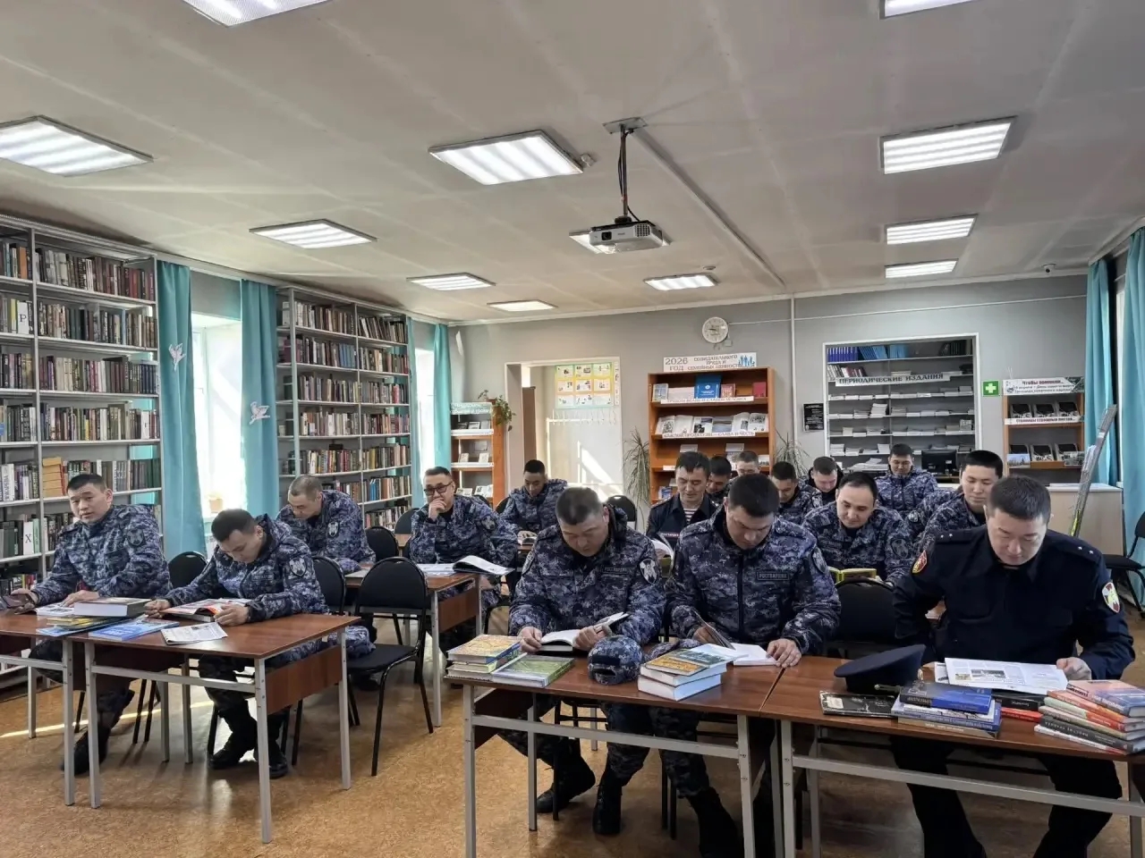 Росгвардейцы познакомились с книжными экспозициями о войне, Чернобыле и Годе созидательного труда