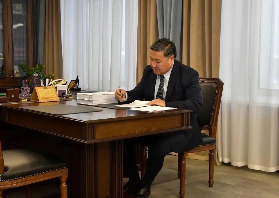 В Туве объявлен Год созидательного труда и семейных ценностей<p>Глава Тувы Владислав Ховалыг подписал указ о проведении в 2026 году в республике Года созидательного труда и семейных ценностей