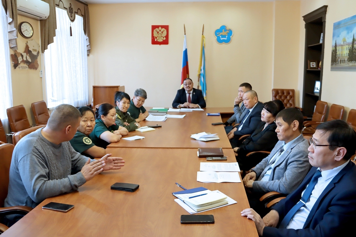 В Верховном Хурале обсудили проблемные вопросы «Комитета семей воинов Отечества»<p> В Верховном Хурале состоялась рабочая встреча депутатов с представителями общественной организации «Комитет семей воинов Отечества»