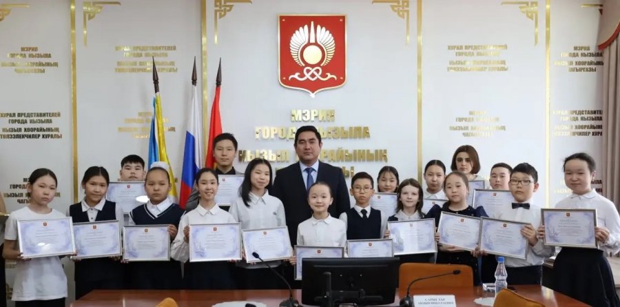 Мэр Кызыла Айдын Сарыглар отметил стипендиями 20 юных талантов в области искусства