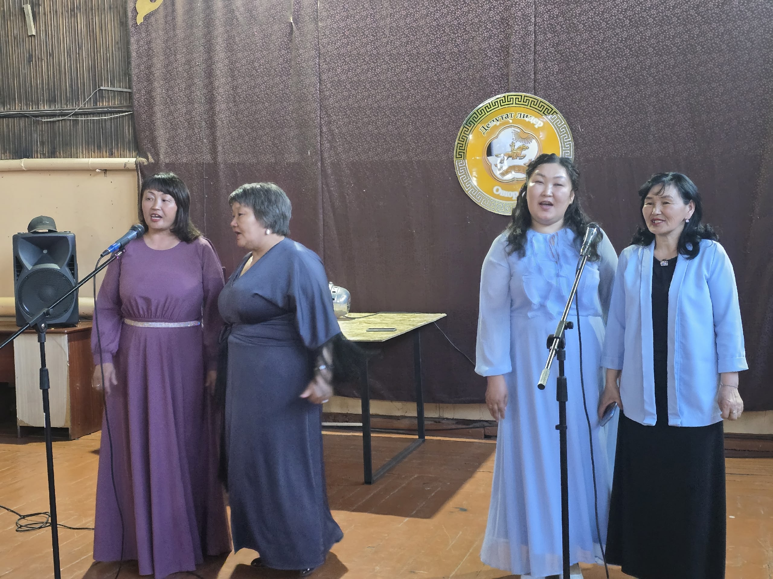 Женское движение партии "Единая Россия" Овюрского кожууна в депутатском бале, приуроченный ко Дню органа местного самоуправления