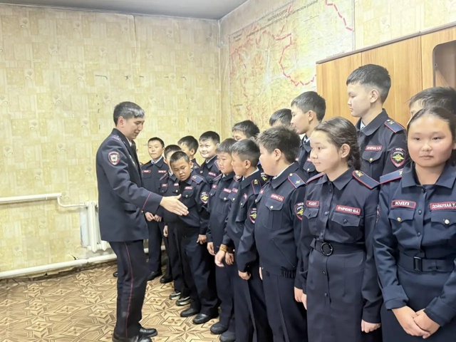 Участники отряда «Юный друг полиции» из МБОУ Тээлинская СОШ имени В.Б. Кара-Сала поздравили сотрудников органов внутренних дел с Днём полиции.