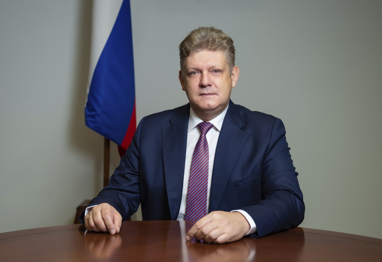 Полпред Президента РФ в Сибирском федеральном округе Анатолий Серышев поздравил учеников и их родителей, студентов и педагогов с Днём знаний В поздравительном обращении Анатолий Серышев отметил особое значение праздника знаний для первоклассников, их роди