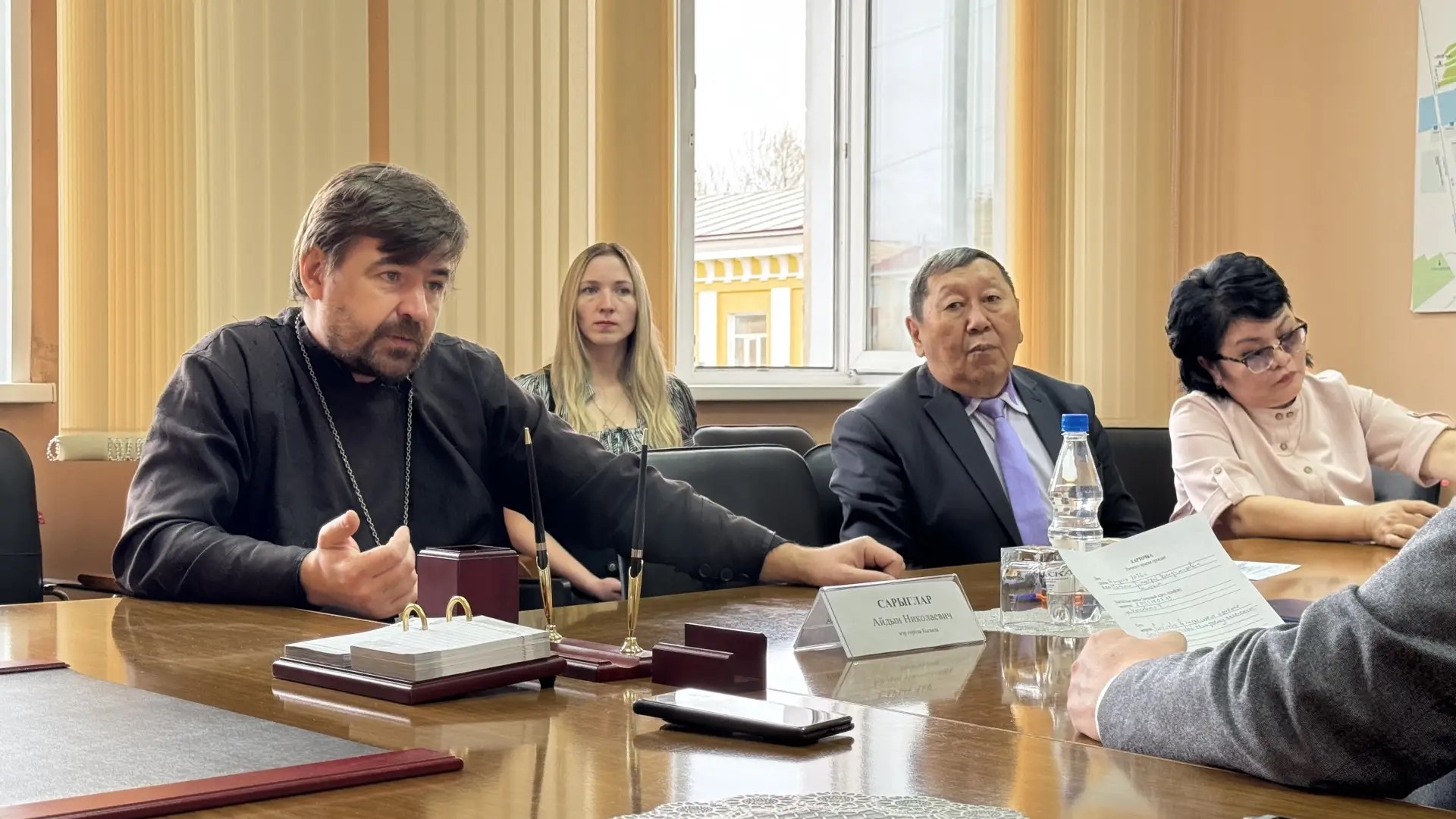 Айдын Сарыглар провел личный прием граждан <p> <p>Сегодня в ходе личного приема граждан мэр Кызыла Айдын Сарыглар рассмотрел предложения и обращения жителей города