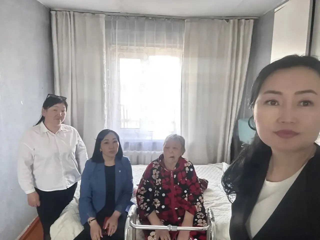 Сотрудники администрации Барун-Хемчикского района навестили семьи матерей-героинь