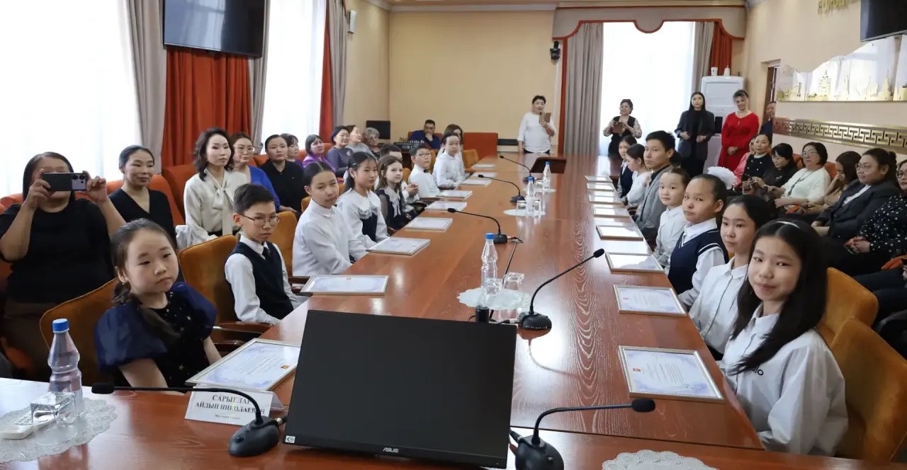 В мэрии Кызыла состоялась торжественная церемония награждения 20 одаренных детей-стипендиатов за вклад в развитие культуры и спорта