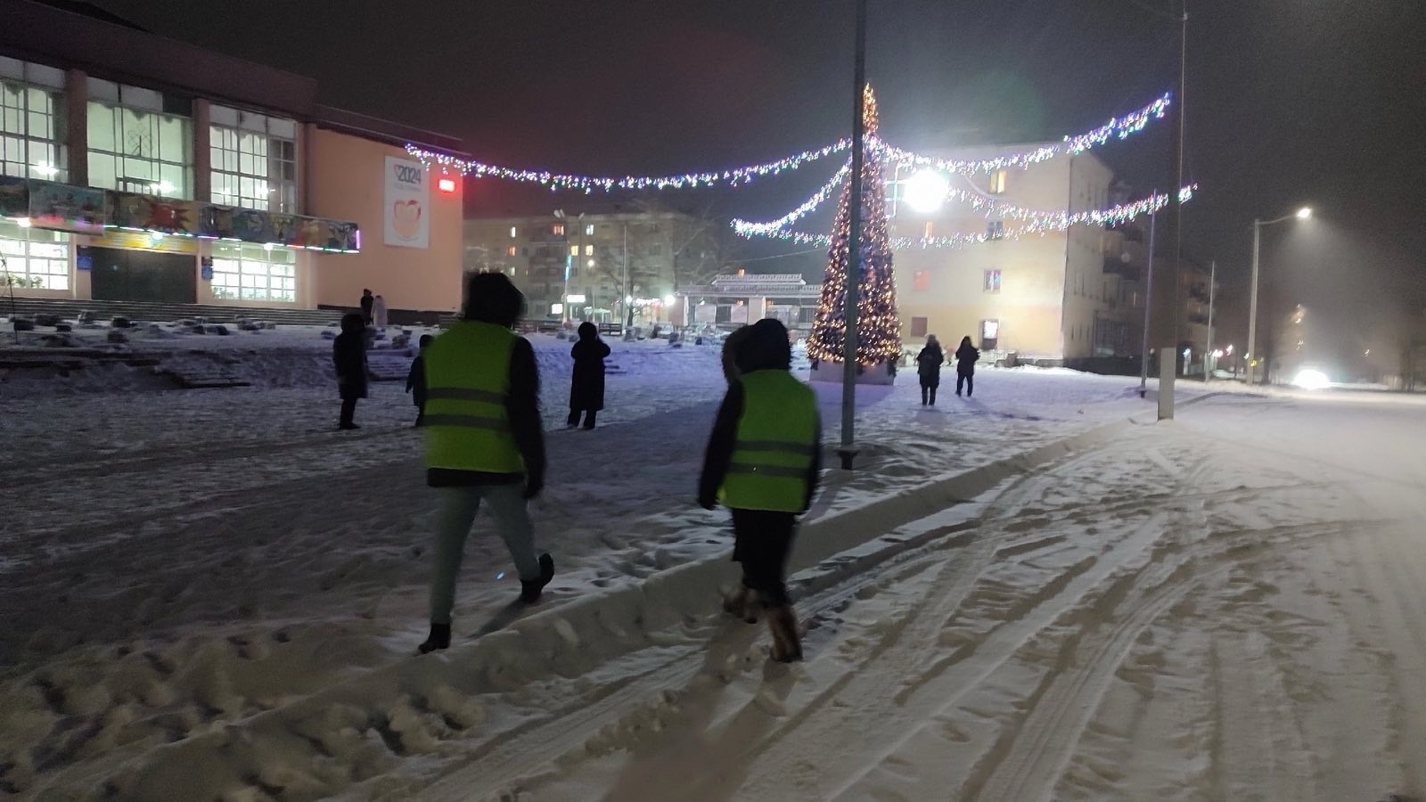 Для поддержания общественного порядка в городе коллектив Дома детского творчества вышел на рейд Для поддержания общественного порядка в городе коллектив Дома детского творчества вышел на рейд