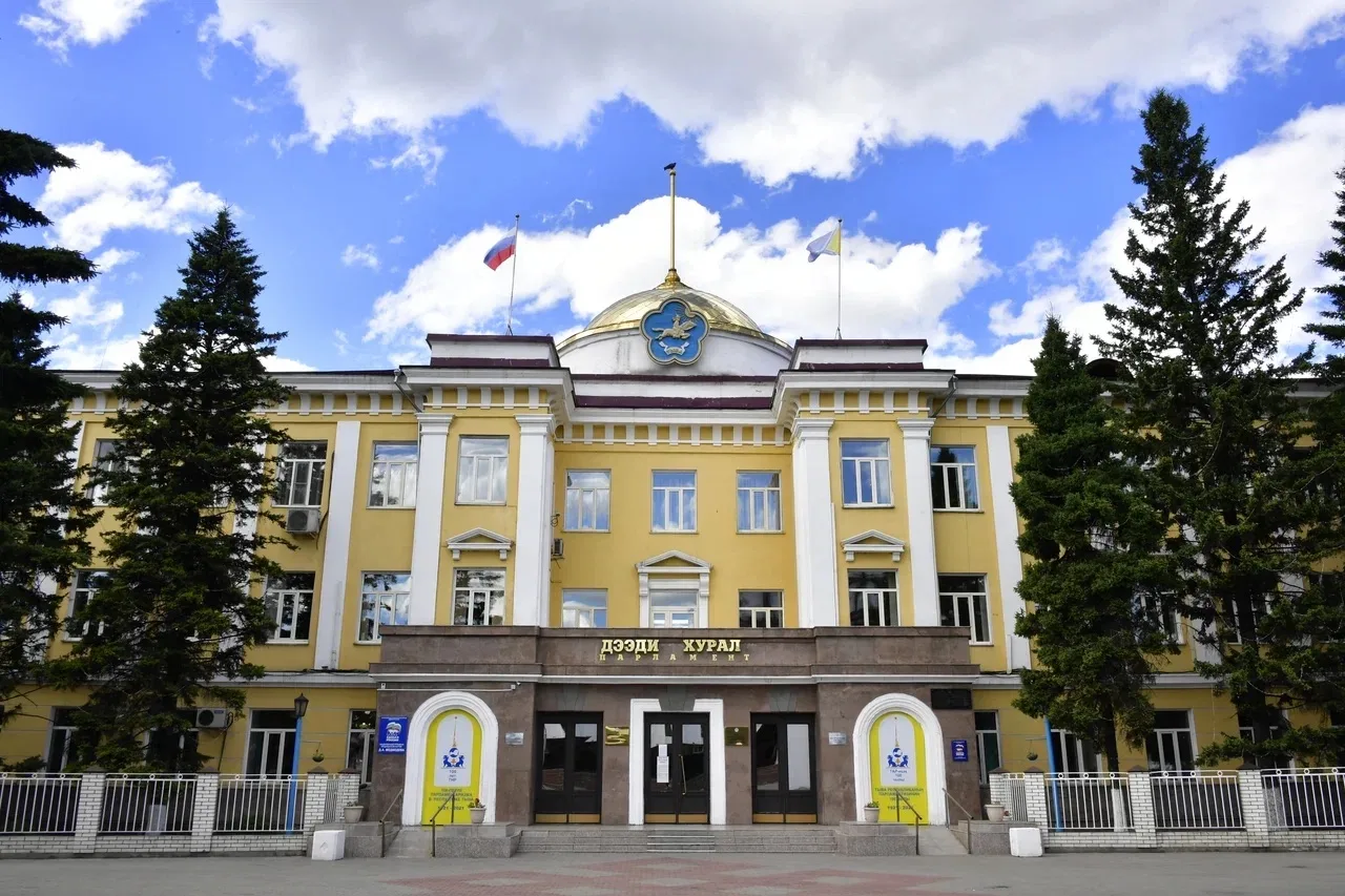 Владислав Ховалыг поздравил парламентариев с Днем российского парламентаризма