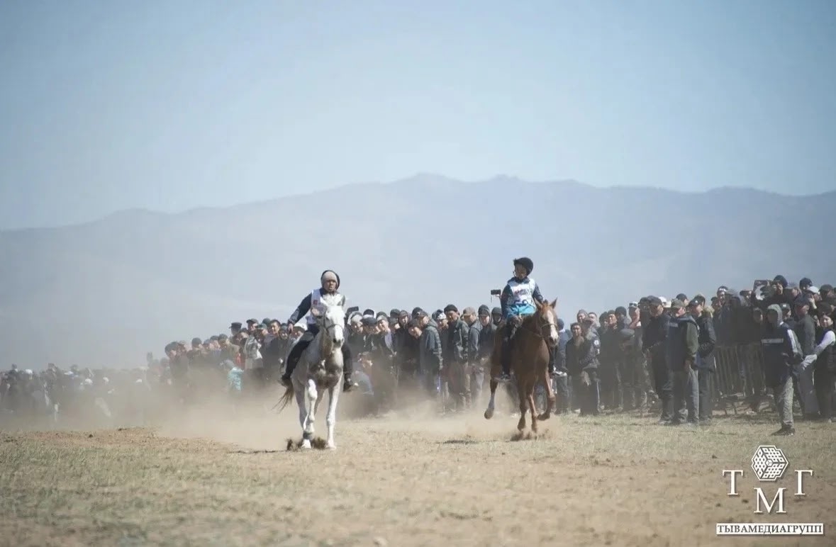 В Дзун-Хемчикском кожууне торжественно открыли 33-й сезон республиканских конных скачек