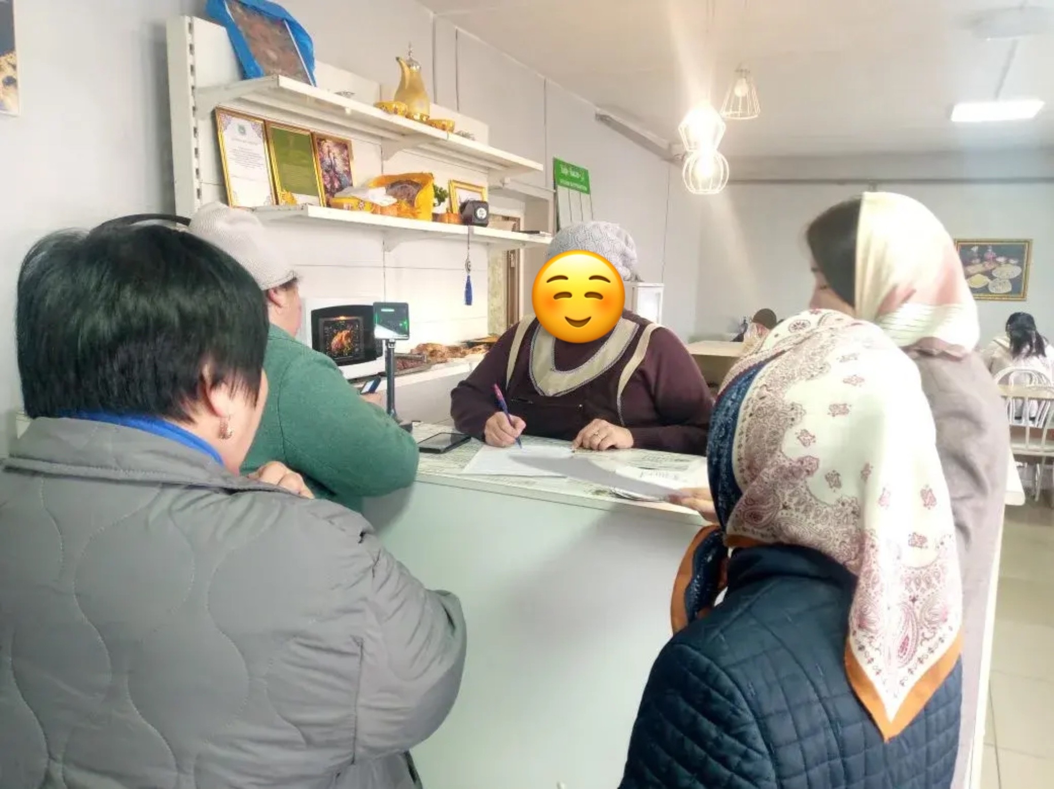 Межведомственной комиссией по выявлению и снижению неформальной занятости населения и легализации трудовых отношений Дзун-Хемчикского кожууна были проведены рейдовые мероприятия в объекты общественного питания и продовольственных магазинов г