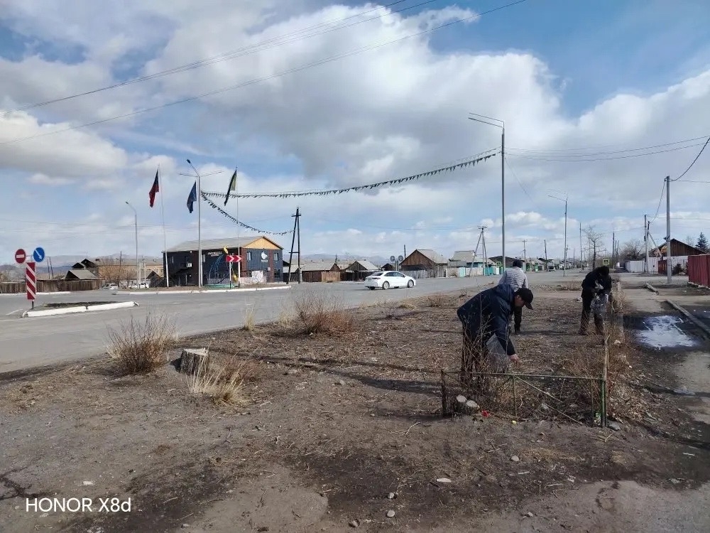 Сегодня организации Барун-Хемчикского кожууна вышли на субботник<p>Участники наводят порядок на закреплённых территориях: убирают мусор, подметают общественные пространства