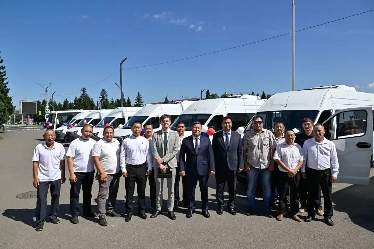 В торжественной обстановке вручили пассажирским предприятиям Тувы 12 новых автобусов марок ГАЗ и ПАЗ В торжественной обстановке вручили пассажирским предприятиям Тувы 12 новых автобусов марок ГАЗ и ПАЗ