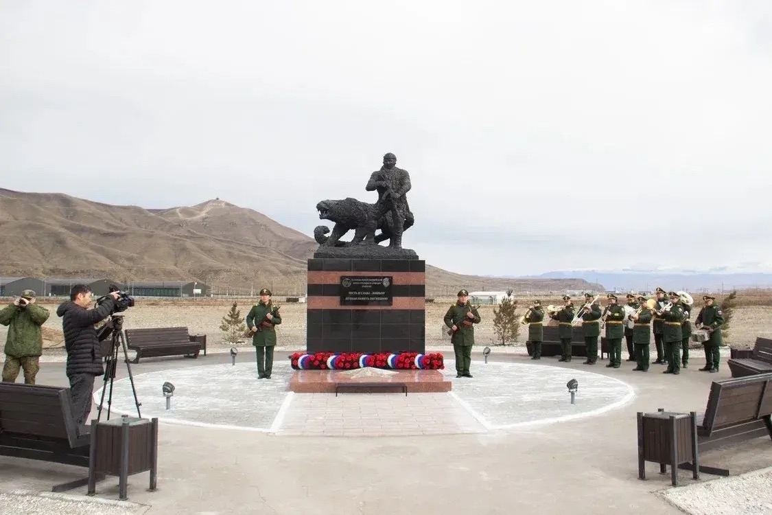 [id360104045|Глава Тувы] побывал с рабочим визитом в 55-й гвардейской ордена Кутузова мотострелковой бригаде, дислоцированной в правобережной части Кызыла. В ходе визита Владислав Ховалыг встретился с командованием и личным составом бригады, а также с вое