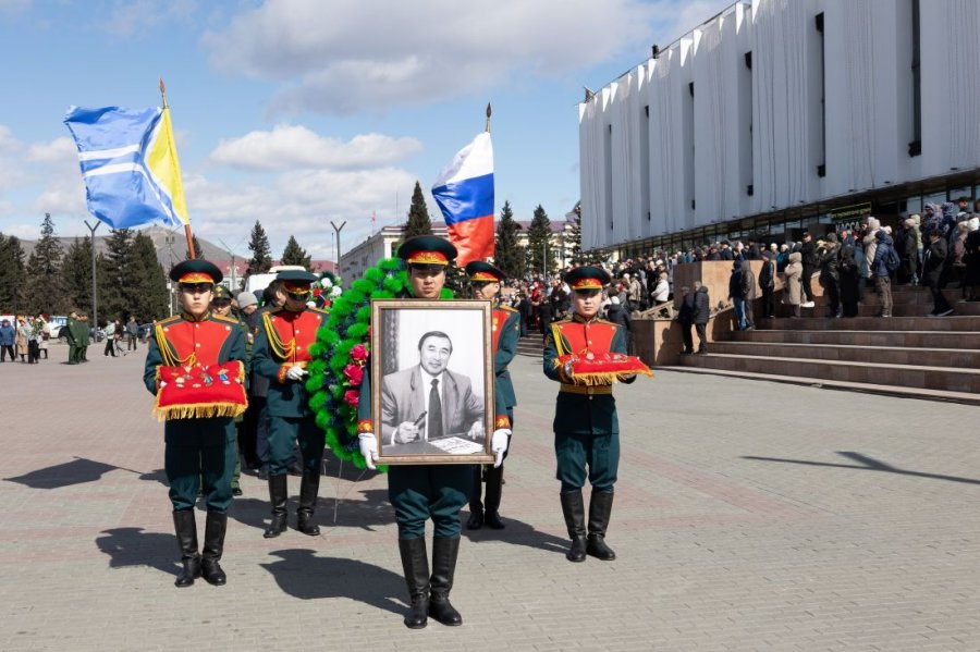 В Туве день траура. Простились с первым президентом республики Шериг-оолом Ооржаком. Его прах будет развеян в родном кожууне