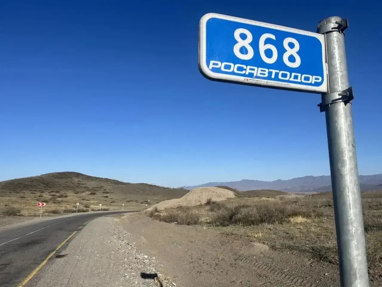 В ходе недавней поездки в Дзун-Хемчикский район заметил, что дорожные работы на федеральной трассе Р-257 уже идут полным ходом. Речь о том самом сложном отрезке пути, где из-за перепадов высот и закрытых поворотов водителям было тяжело вовремя заметить вс