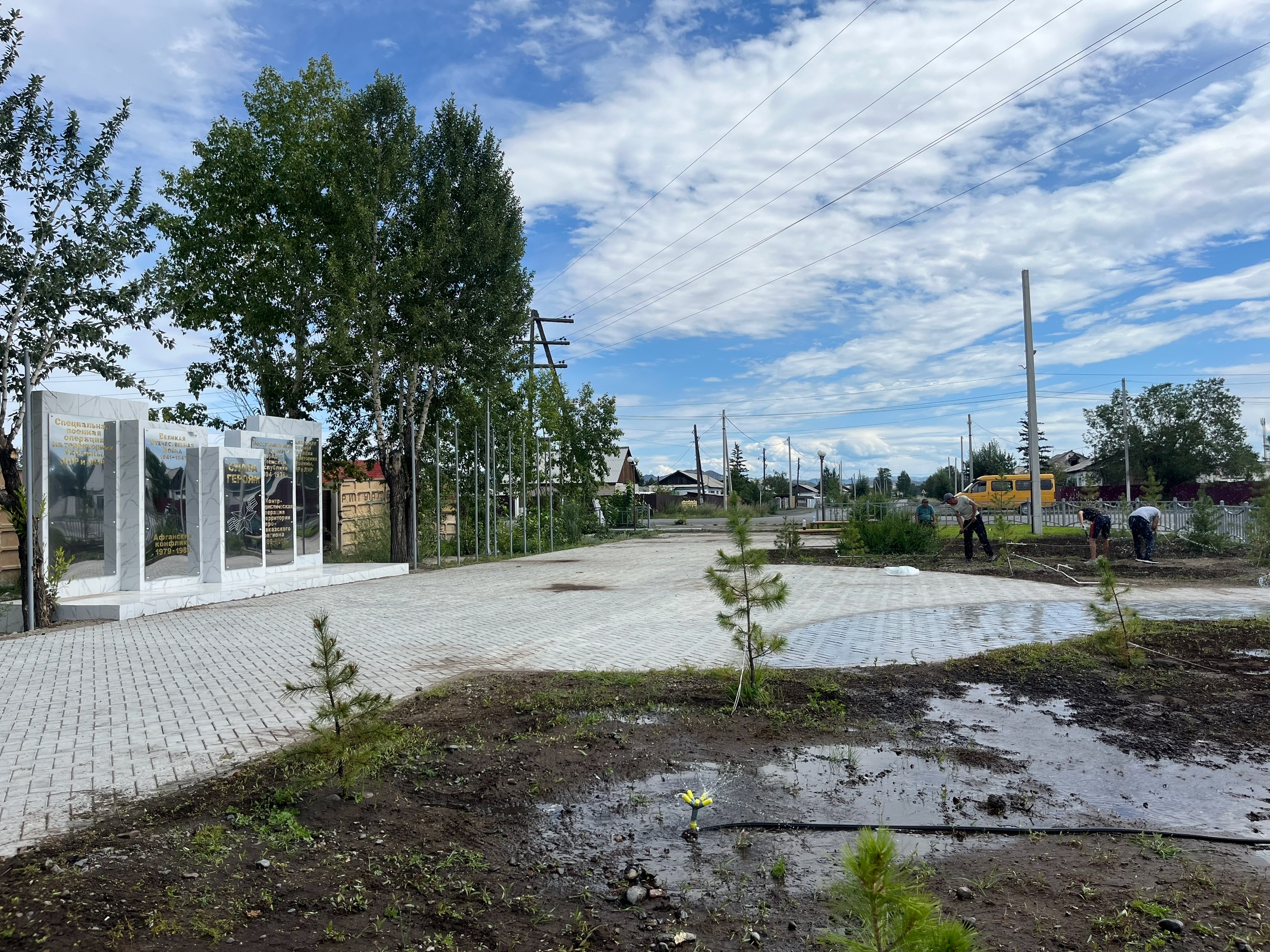 Мы за чистый город<p>Сегодня коллектив администрации города провел субботник у стелы «Я люблю Ак-Довурак» и на «Аллее Славы»