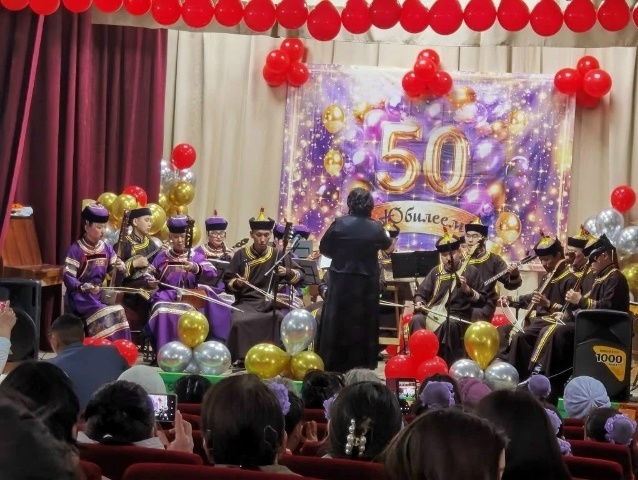 Вчера, 24 апреля, в день рождения нашего выдающегося земляка – первого профессионального композитора Тувы, народного артиста СССР Алексея Боктаевича Чыргал-оола – в сумонах Шуй прошло событие, которое останется в истории культуры кожууна. Мы торжественно 