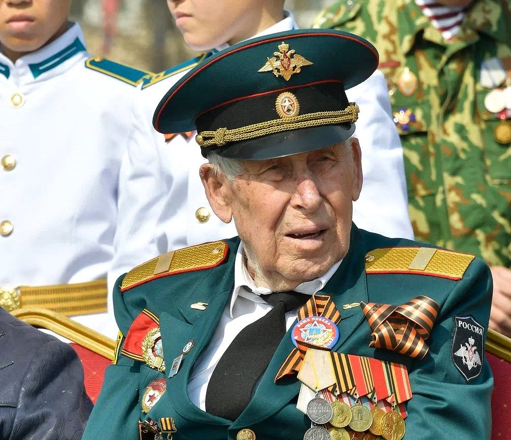 Владислав Ховалыг поздравил ветерана Георгия Абросимова со 100-летним юбилеем