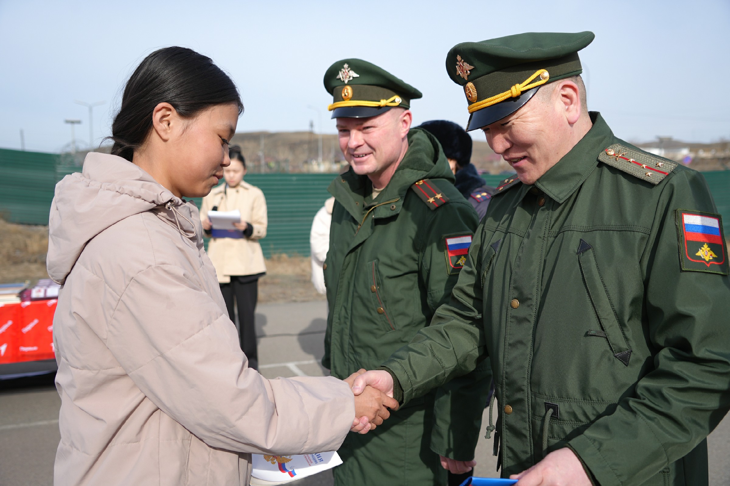 В День сотрудника военных комиссариатов 18 школьников получили главный документ