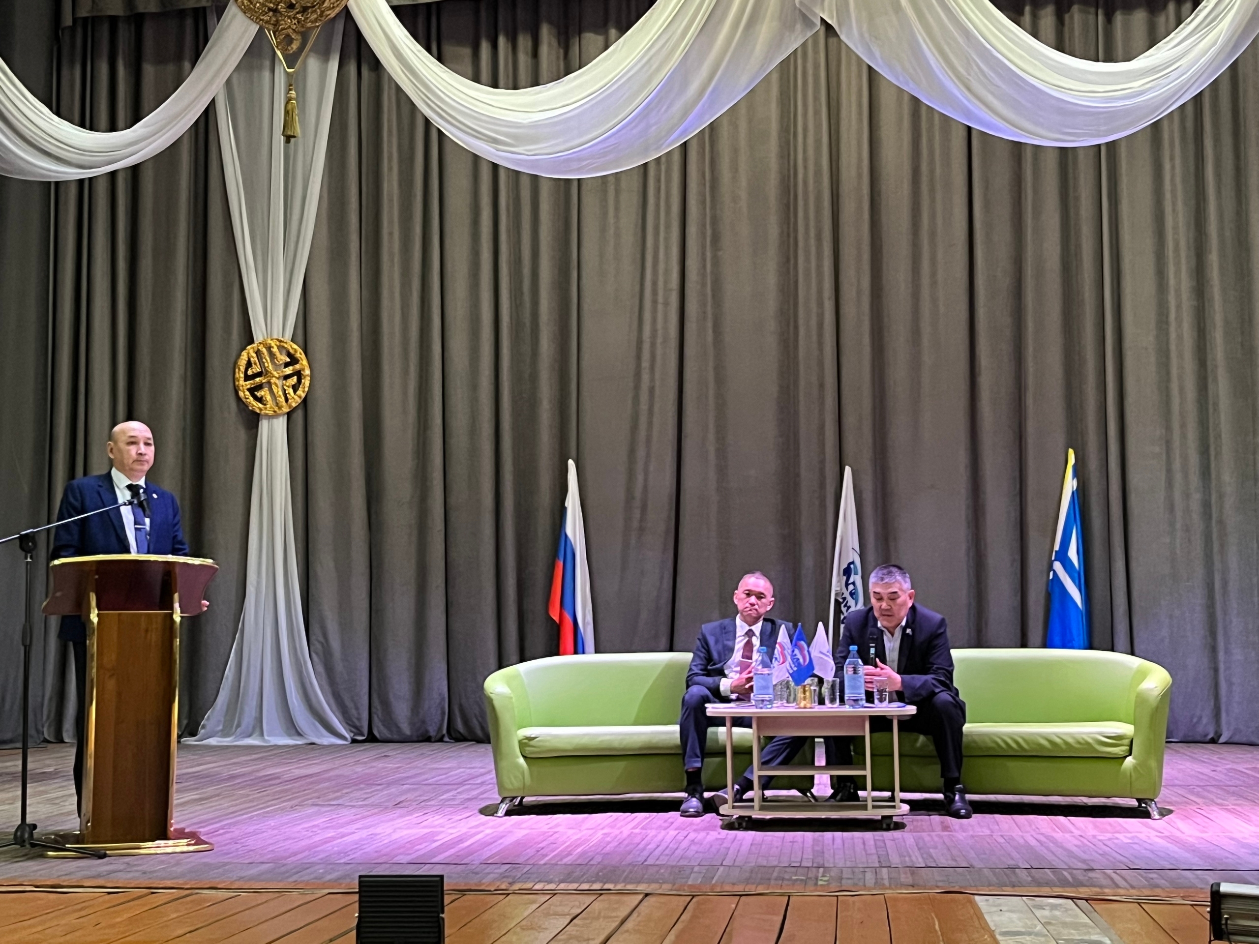 В Ак-Довураке прошло ознакомление с отчетомдеятельности Правительства Республики Тыва<p>Вчера в большом зале Дворца культуры рабочая группа Правительства Республики Тыва во главе с руководителем Госкомохотназора РТ Артышем Салчак и с участием депутата Вер