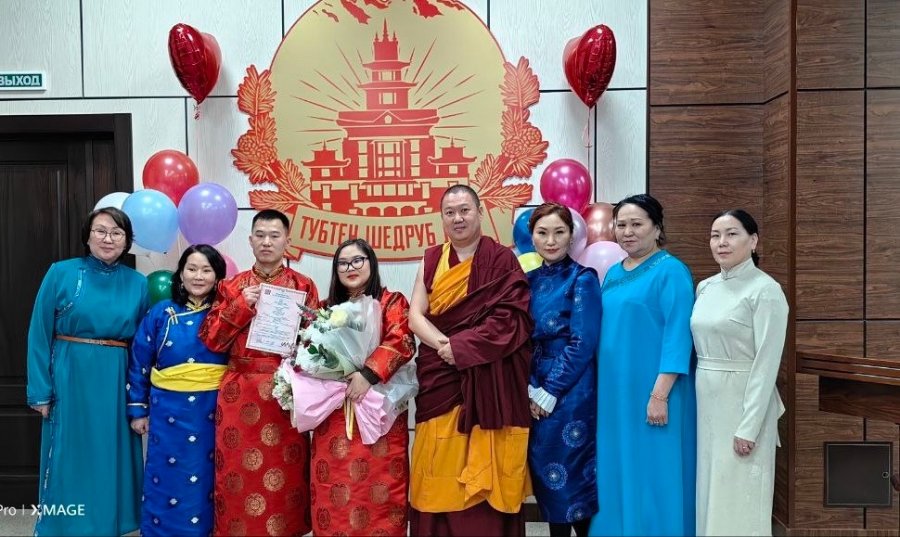 В Туве пара поженилась в день празднования Шагаа в самом большом буддийском монастыре России Тубтен Шедруб Линг