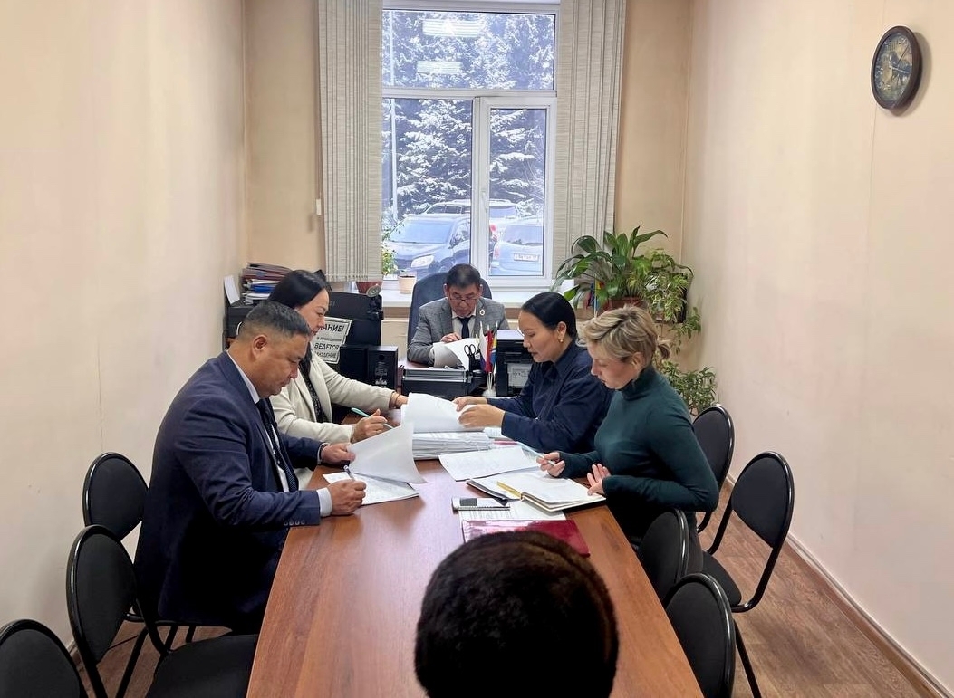 Состоялось очередное заседание административной комиссии города Кызыла под председательством заместителя мэра по правовым вопросам и профилактике правонарушений Монге-Назына Могедира.