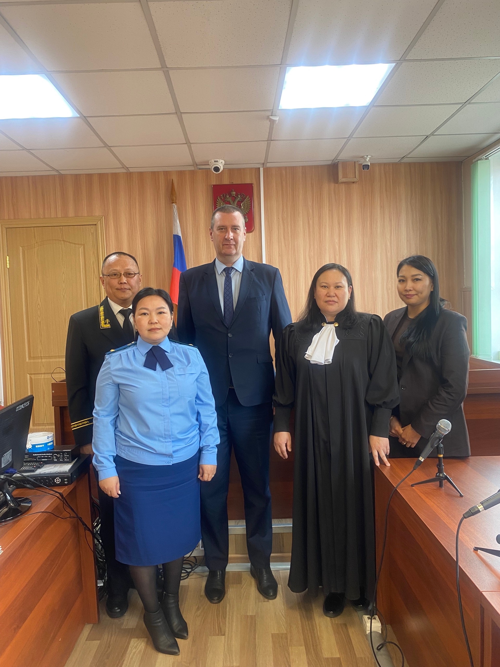 В Чаа-Хольском районном суде 10 апреля 2026 года в торжественной обстановке начальник Управления Судебного департамента в Республике Тыва Денис Михайлович Успенский представил нового председателя Чаа-Хольского районного суда Наталью Даниловну Бады, назнач