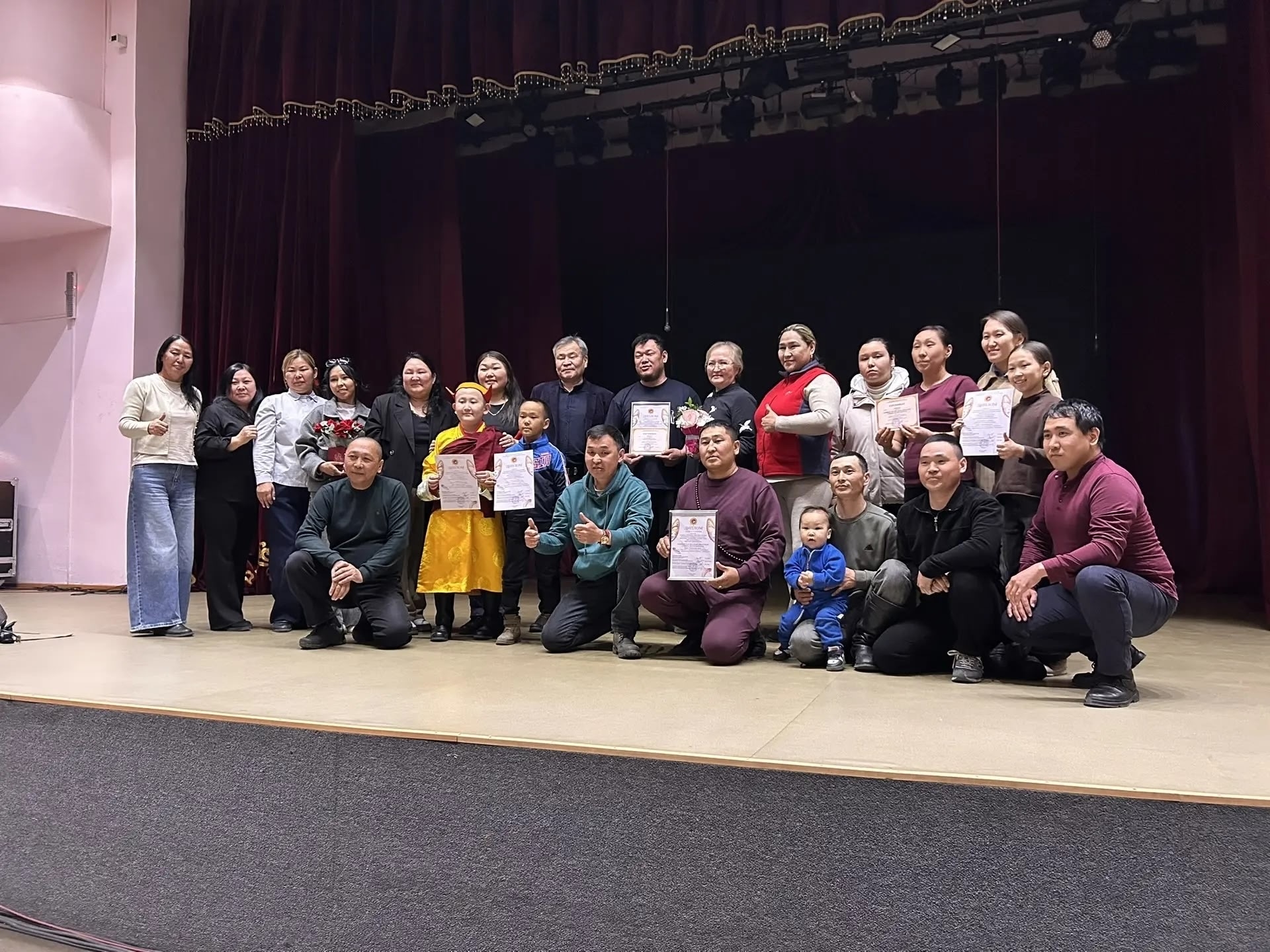 Дзун-Хемчикский кожуун триумфально покорил сцену на республиканском фестиваль-конкурсе «Магическое зеркало искусства»<p>Яркое театральное событие года, Республиканский фестиваль-конкурс «Магическое зеркало искусства», подошло к своему грандиозному заверше