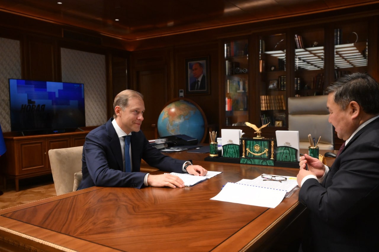В ходе встречи Глава Республики Тыва Владислав Ховалыг проинформировал Дениса Мантурова о выполнении комплексной программы по обеспечению энергетическими мощностями промышленных и социальных объектов. Данная программа была принята Правительством РФ в 2021