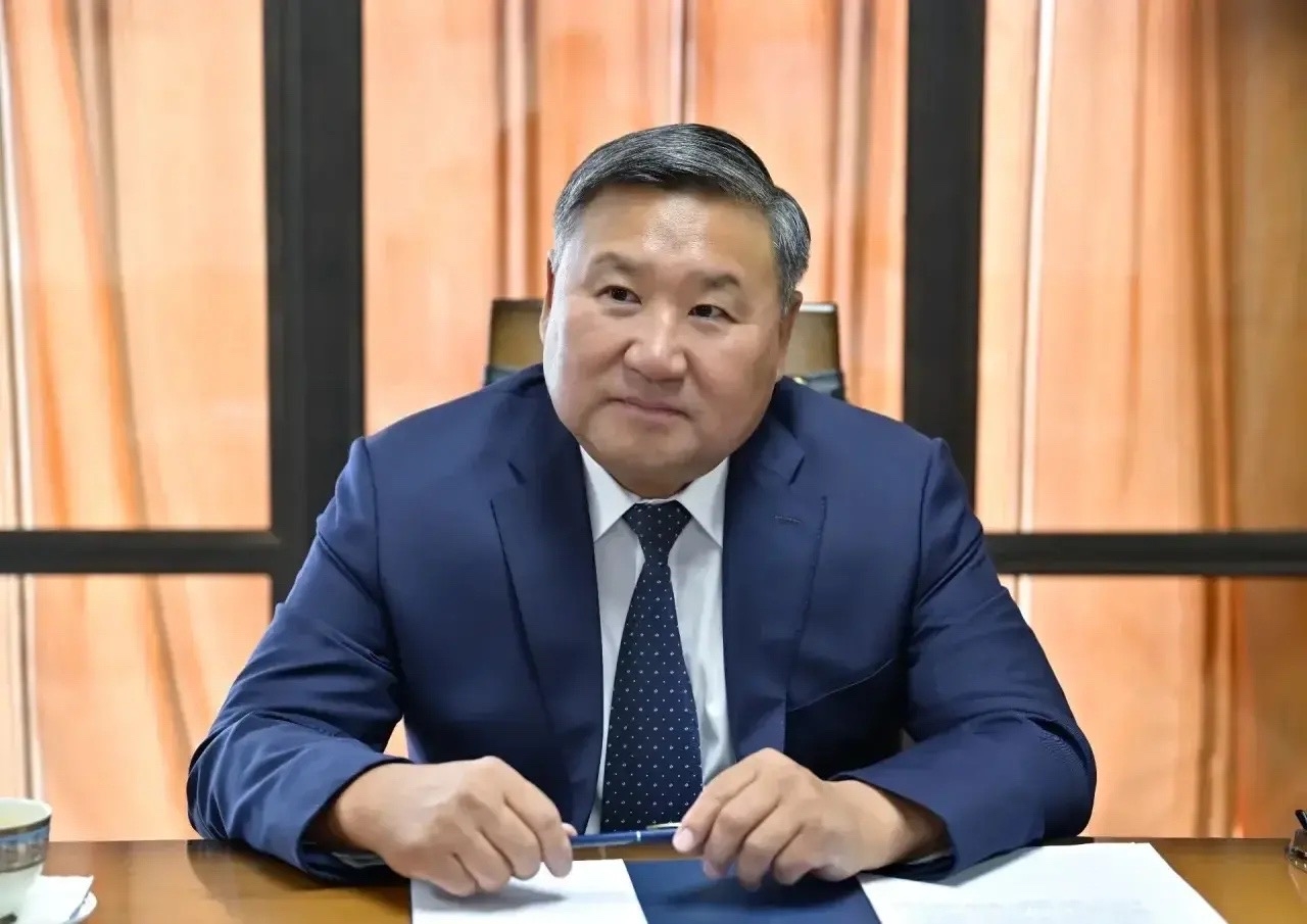 Провел рабочую встречу с начальником отдела Главного управления по надзору за исполнением федерального законодательства Генеральной прокуратуры РФ Владиславом Кучкиным и прокурором Тувы Евгением Ботвинкиным Провел рабочую встречу с начальником отдела Главного управления по надзору за исполнением федерального законодательства Генеральной прокуратуры РФ Владиславом Кучкиным и прокурором Тувы Евгением Ботвинкиным